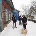 Помощь волонтёров ветерану в расчистке снега