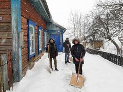 Помощь волонтёров ветерану в расчистке снега